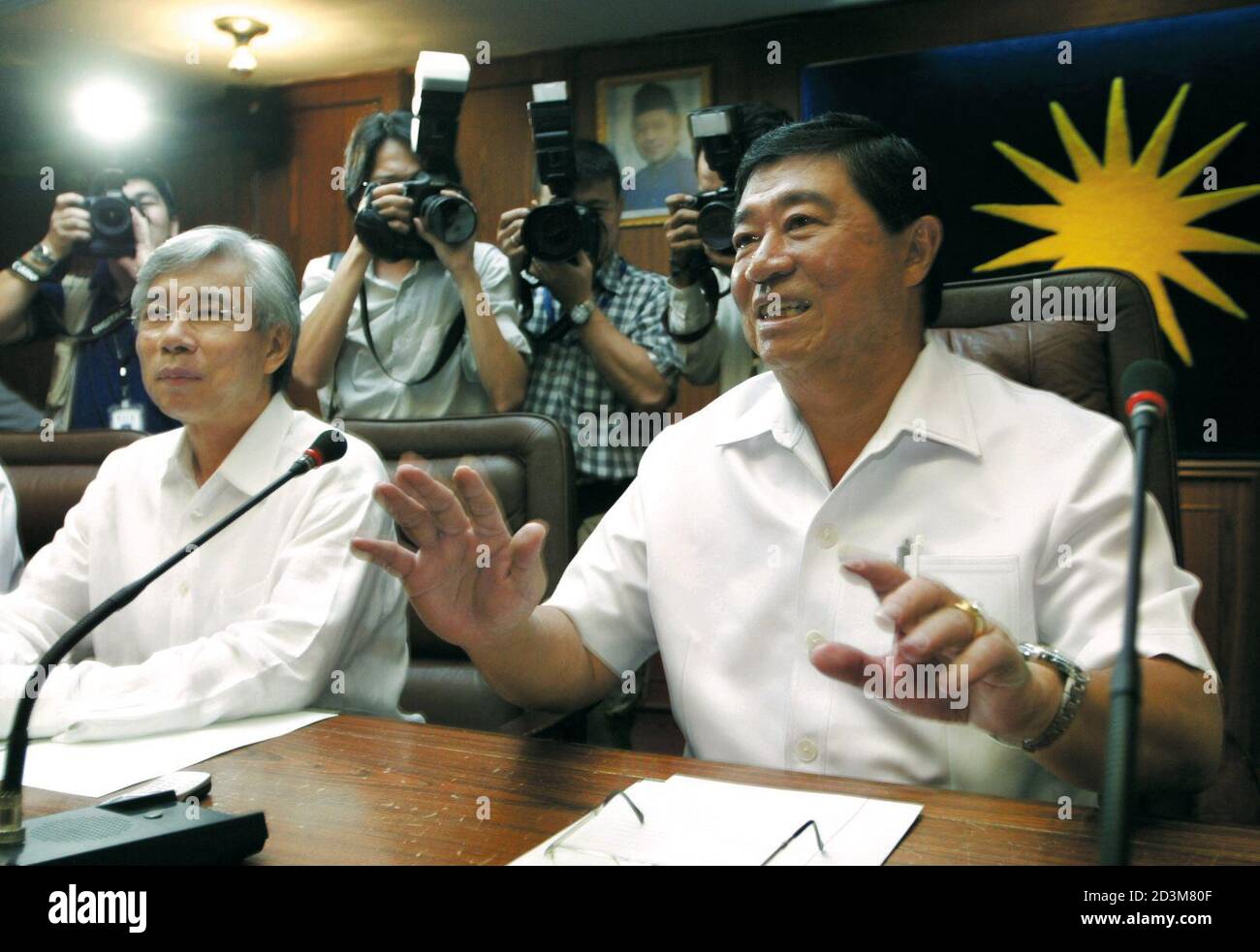 Rival Leaders Of The Malaysian Chinese Association Mca Party President Ling Liong Sik R Gestures Next To His Deputy Lim Ah Lek During The Central Committee Meeting To Discuss Their Resignations At