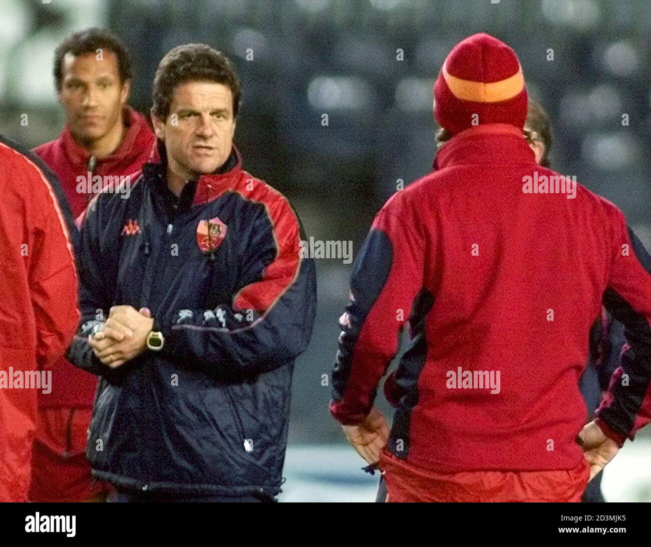 AS Roma's coach Fabio Capello (L) talks to Francesco Totti (R) during a  training session in Barcelona's Nou Camp stadium February 19, 2002. Roma  and FC Barcelona's play the Champions league soccer