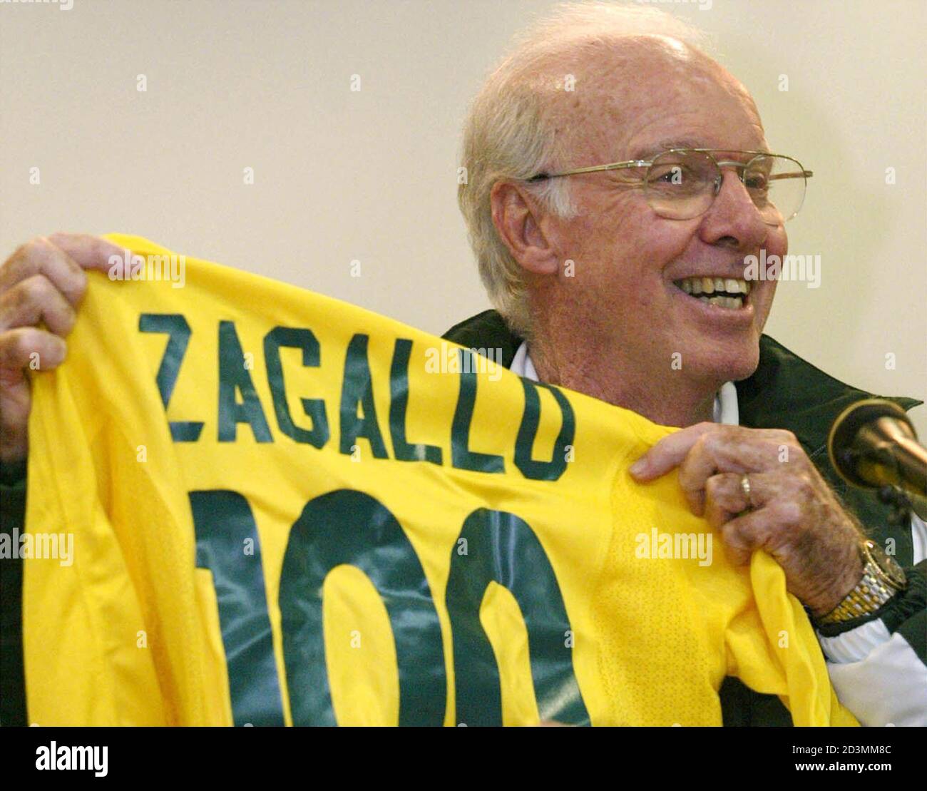 BRAZIL'S HEAD COACH MARIO ZAGALLO HOLDS THE JERSEY SYMBOLIZING HIS 100TH  WINNING AT THE INTERNATIONAL A MATCH IN SEOUL Stock Photo - Alamy