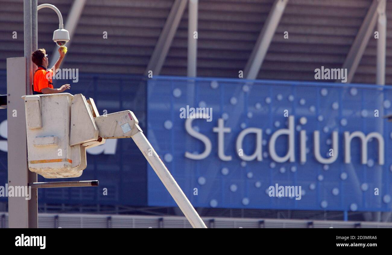 Page 2 Workman In Cherry Picker High Resolution Stock Photography And Images Alamy