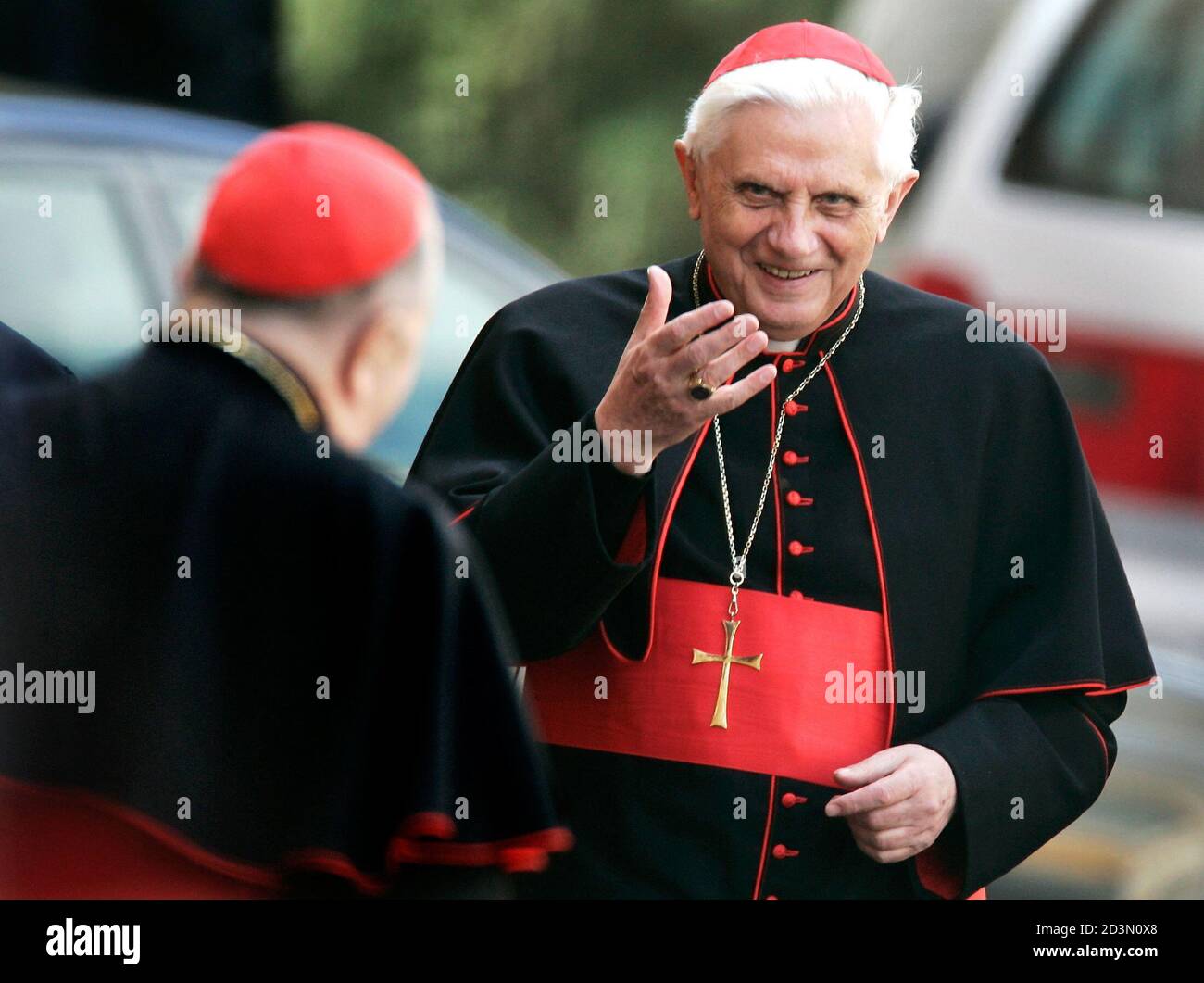 Joke Dolke Forbipasserende Cardinal Joseph Ratzinger (R) greets a cardinal at the end of the general  congregation meeting in Vatican City April 14, 2005. [Roman Catholicism's  conclave to elect a new pope will start at