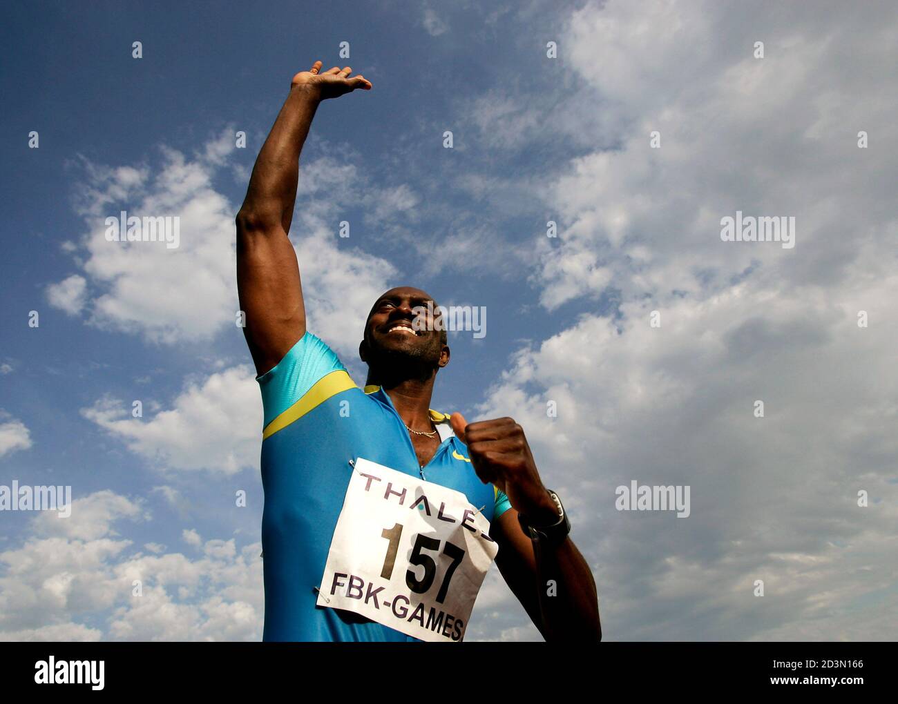 Allen Johnson of the U.S. waves after competing in the men's 110 metres  hurdles during the FBK Games in Hengelo, Netherlands, May 29, 2005. REUTERS/Jerry  Lampen JFL/MK Stock Photo - Alamy