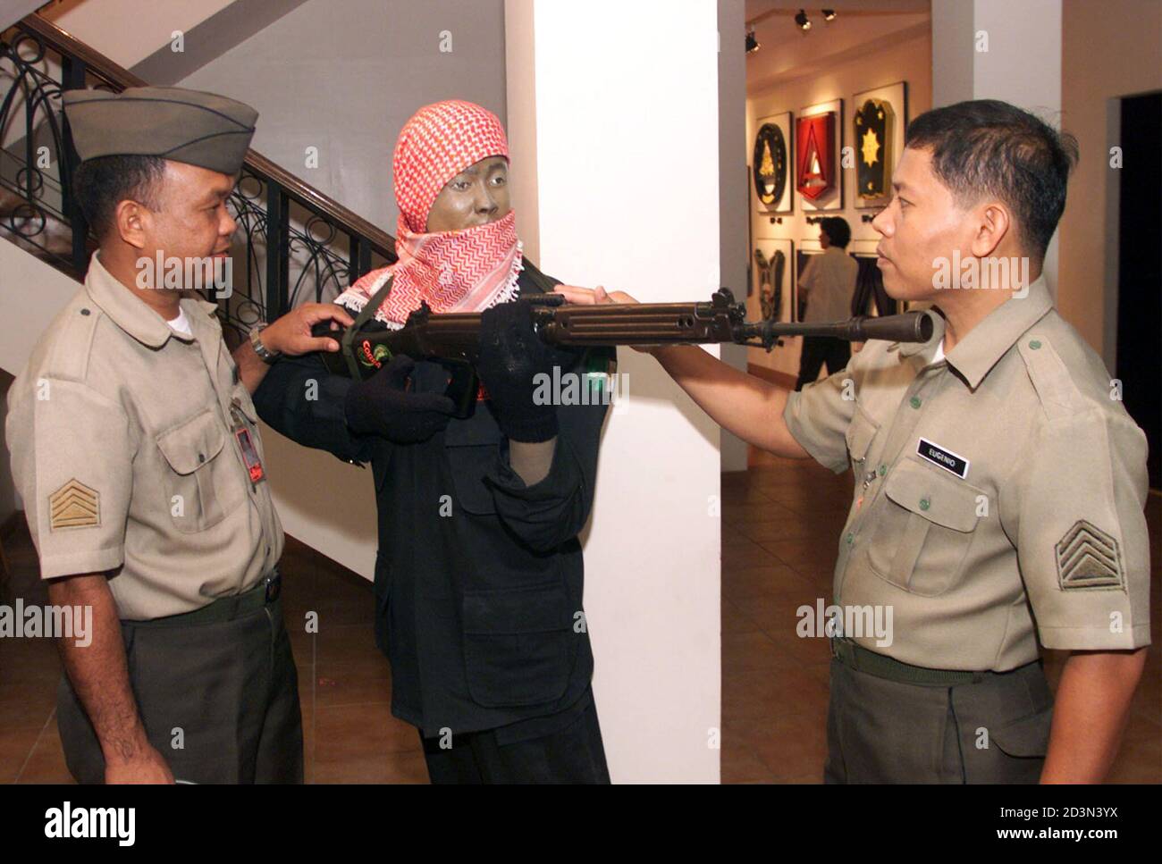 Filipino Soldiers Inspect A Muslim Rebel Mannequin Inside The Philippine Army Museum In A Manila Military Camp June 21 2001 The Philippine Military Continues Its Hunt For The Muslim Rebels And Its