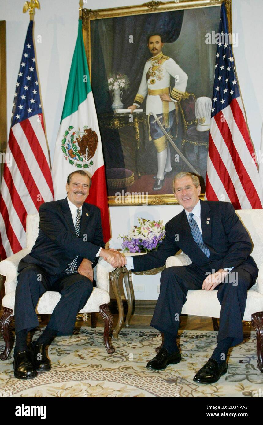 U.S. President George W Bush shakes hands with Mexican President Vicente Fox  in Bangkok, October 20, 2003. Bush and Fox will attend the annual APEC  meeting in Bangkok today. REUTERS/Jason Reed JIR