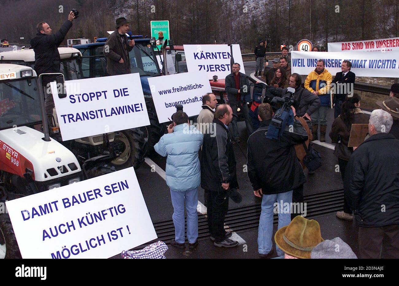 Etwa 50 Transitgegner blockierten am 11. Dezember 2003 nach einem Aufruf der Freiheitlichen Bauernschaft die Tauernautobahn bei Eisentratten in Kaernten. Fuer Lastkraftwagen waren Stauzonen eingerichtet worden, Personenkraftwagen wurden auf die Katschbergbundesstrasse umgeleitet. REUTERS/Daniel Raunig REUTERS  PR/ Stock Photo