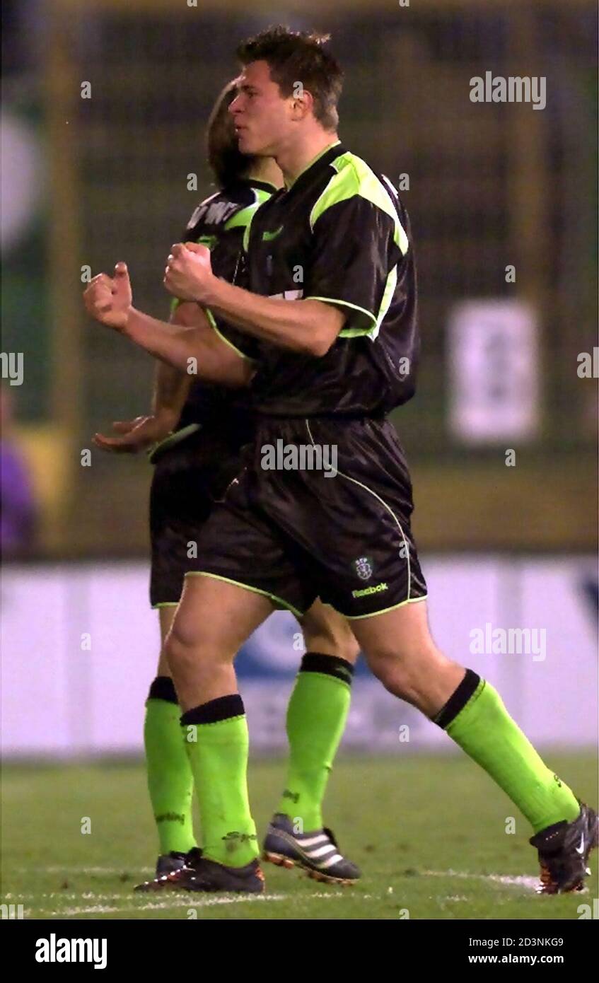 Sporting Lisbon's Romanian Marius Niculae celebrates his goal against AC  Milan on a UEFA Cup second leg third stage held at Alvalade stadium  December 6, 2001. REUTERS/Jose Manuel Ribeiro JR/CLH Stock Photo -