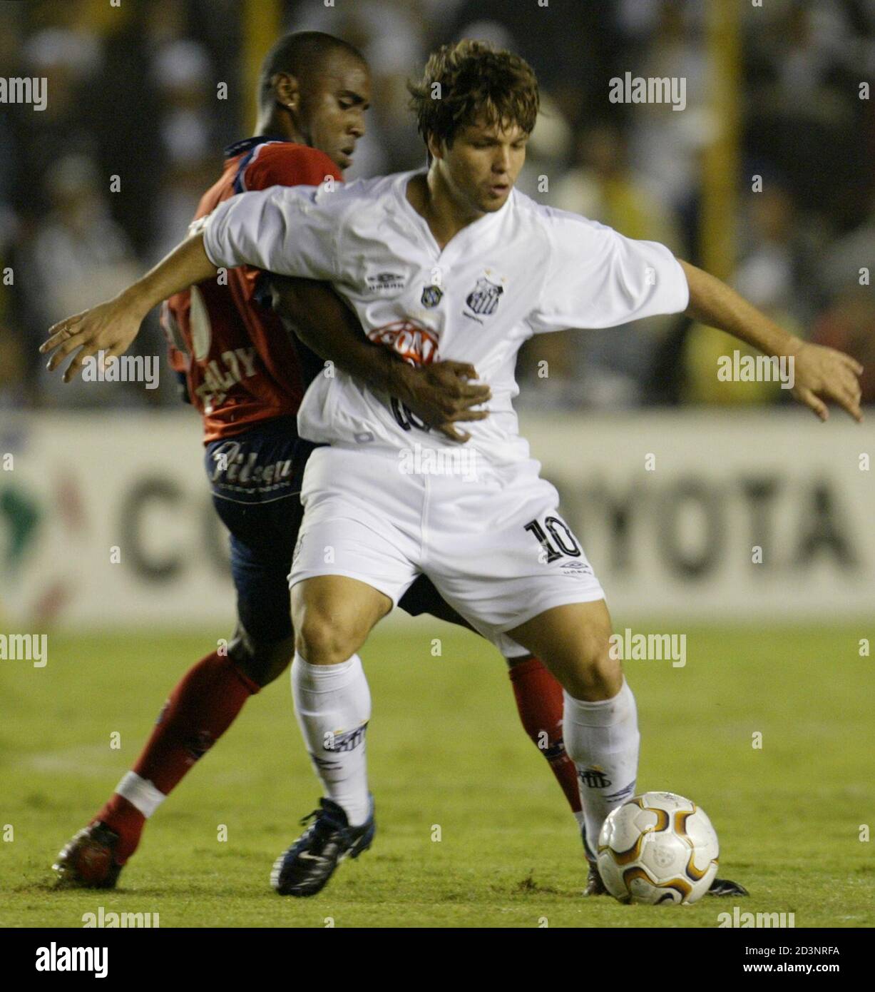 Diego (R) of Brazilian club Santos FC is held by Felipe Baloy of Colombian  rival Independiente Medellin in the first leg semi-final match of the Copa  Libertadores in Santos, Brazil, June 4,