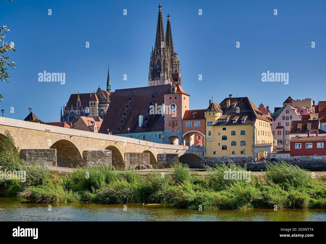 Stone Bridge (Steinerne Brucke) with cityscape and Saint Peters cathedral of Regensburg, UNESCO World Heritage Site, Bavaria, Germany Stock Photo