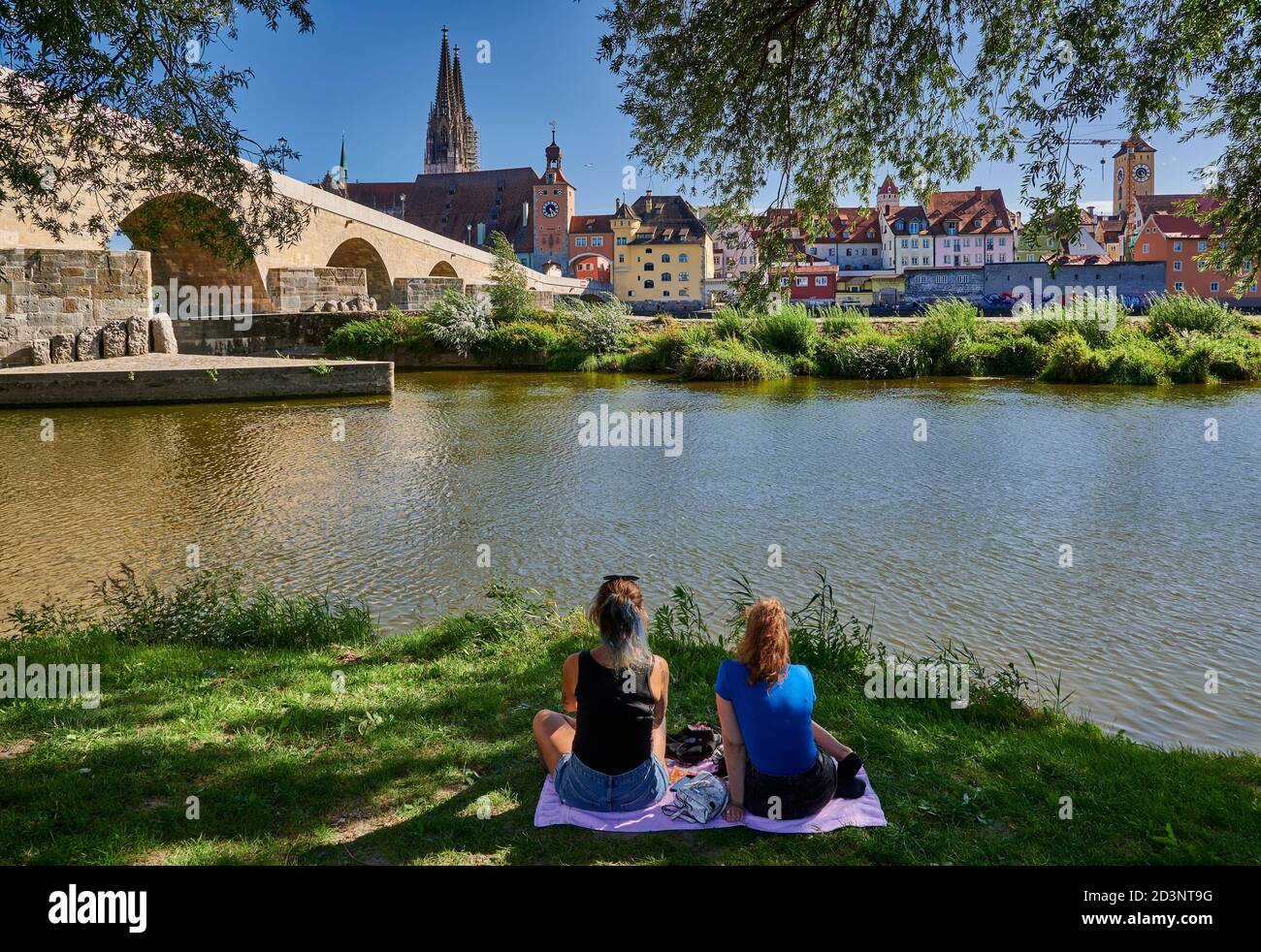 Stone Bridge (Steinerne Brucke) with cityscape and Saint Peters cathedral of Regensburg, UNESCO World Heritage Site, Bavaria, Germany Stock Photo