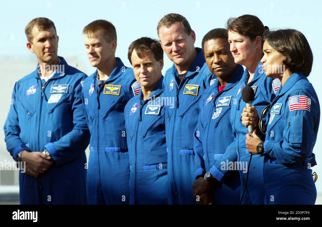 The U.S. space agency NASA said it lost contact with the space shuttle  Columbia minutes before a scheduled landing February 1, 2003 as it crossed  the United States with seven astronauts on