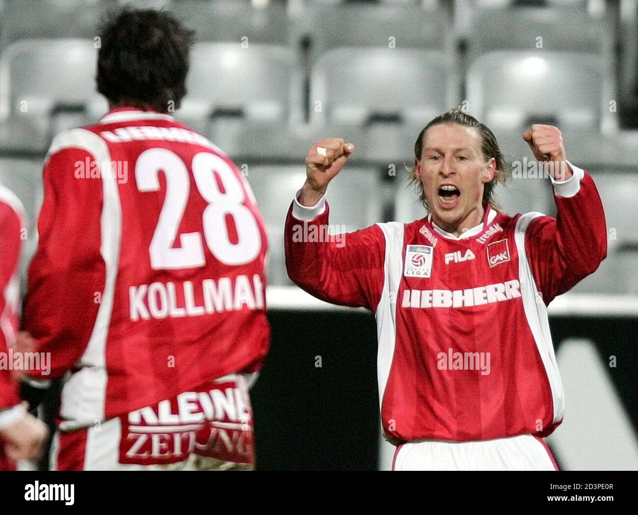 Heute, am Samstag den 5.Maerz 2005, findet in Innsbruck das Fussball  Bundesligaspiel Wacker Tirol gegen GAK statt. Im Bild jubeln Roland  Kollmann (L., GAK) und Gernot Plassnegger (GAK) nach dem 1:0.  REUTERS/Dominic