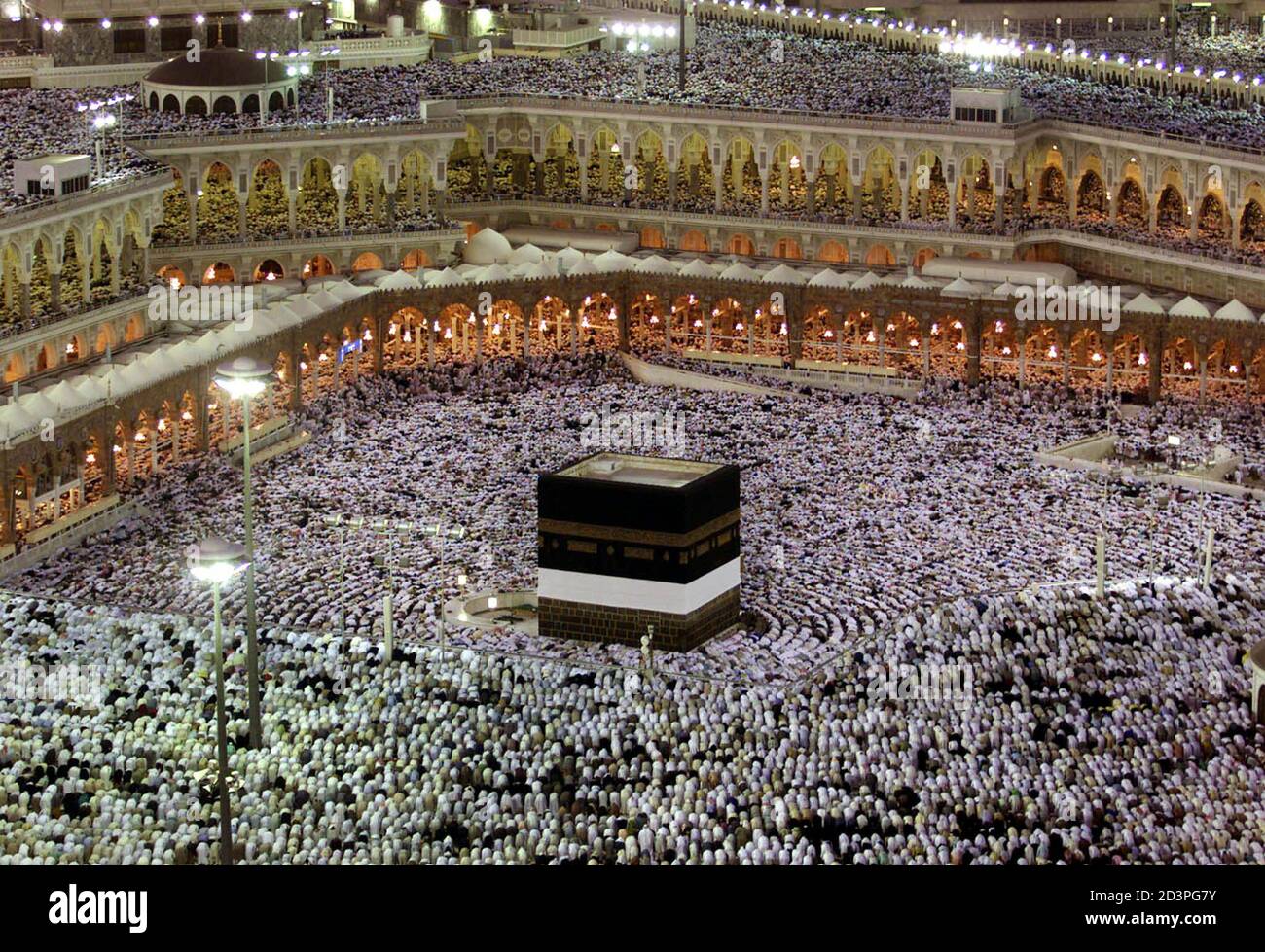 Nearly one million pilgrims face the Kaaba in prayer at the Grand