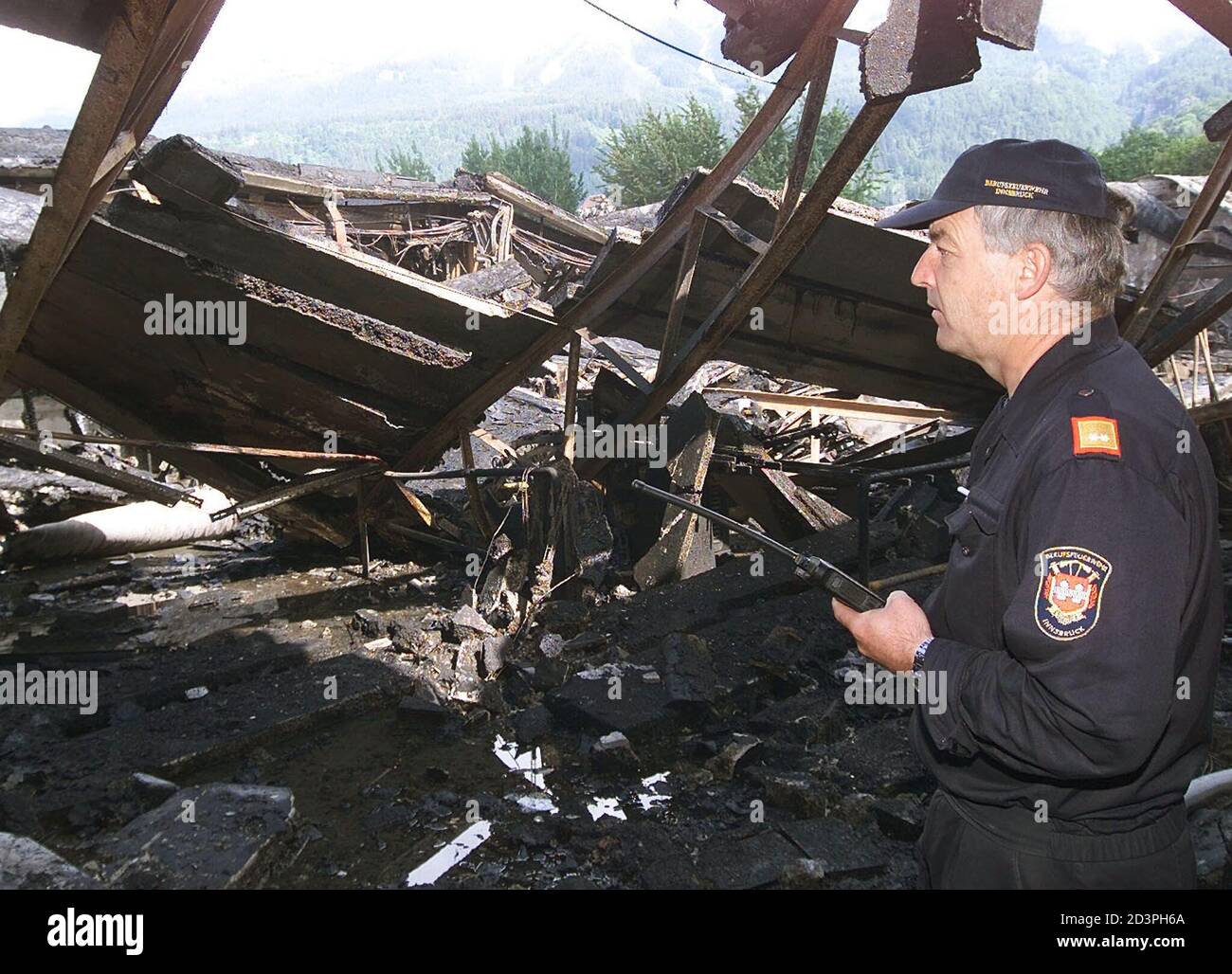Ein Brand hat in der Nacht zum 4. Mai 2001 die Tiroler Lodenfabrik in Innsbruck vollkommen zerstoert. 300 Feuerwehrleute waren im Einsatz, die Brandursache ist bis dato noch nicht geklaert. Bereits 1999 war die gesamte Kollektion verbrannt.  PR/ Stock Photo