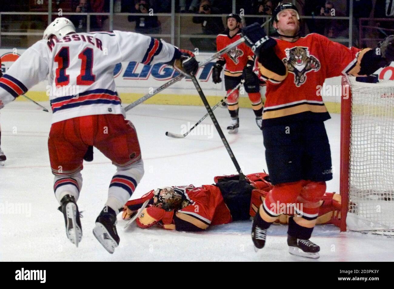 Mark messier win hi-res stock photography and images - Alamy