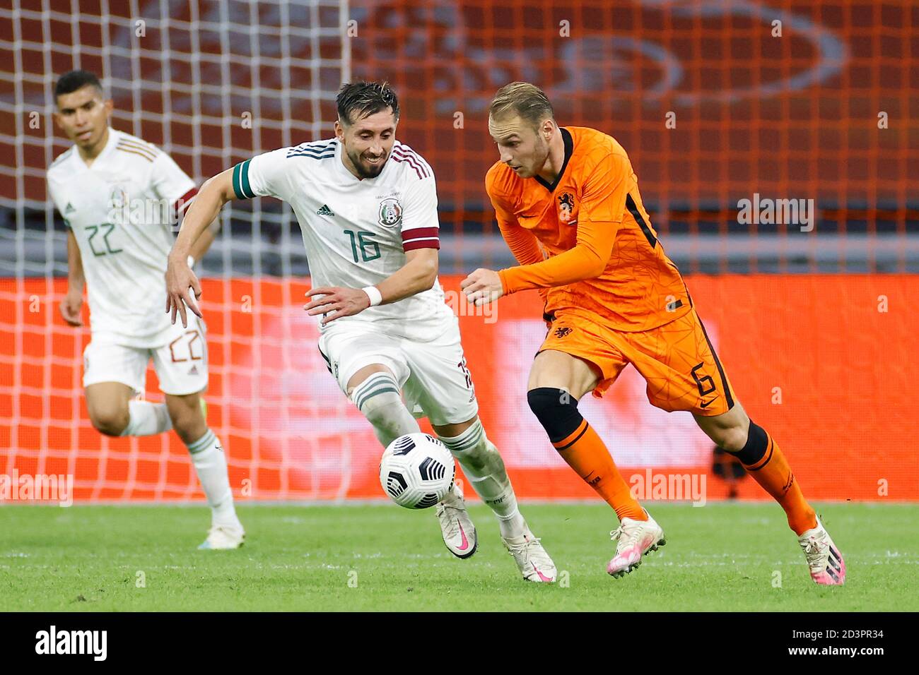 Amsterdam, Netherlands. 07th Oct, 2020. AMSTERDAM, 07-10-2020, JohanCruyff Arena, friendly match between Netherland and Mexico 0-1 Netherland player Teun Koopmeiners and Mexico player Hector Herrera Credit: Pro Shots/Alamy Live News Stock Photo