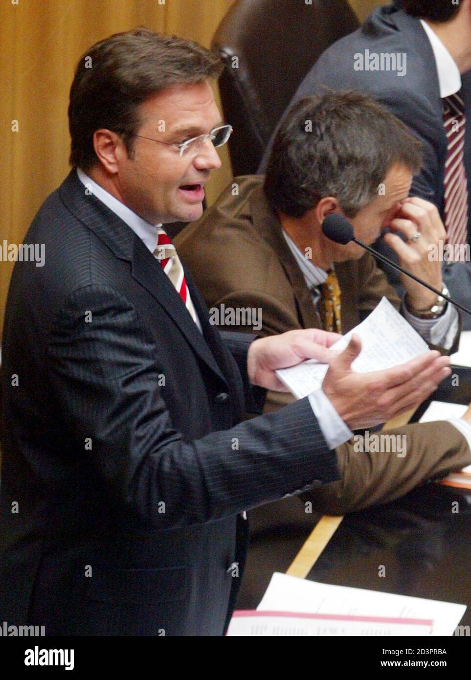 Im Parlament in Wien wurde am Freitag, den 23. Mai 2003, eine dringliche Anfrage der Opposition zum Abfangjaegerkauf der Regierung eingebracht. Im Bild Guenther Platter waehrend seiner Rede. REUTERS/Herwig Prammer REUTERS  PR/ Stock Photo