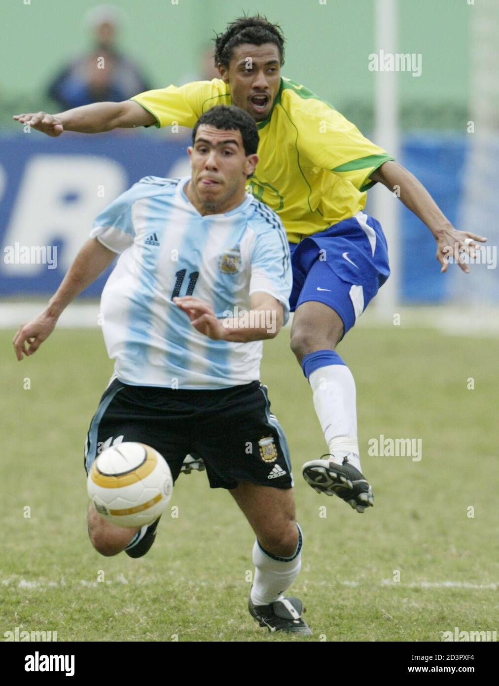 images Argentina Vs Brazil Final Copa America 2004 https www alamy com brazils kleberson r tries to stop argentine carlos tevez in the second half of their copa america final match in lima july 25 2004 reuterspaulo whitaker mb image380975816 html