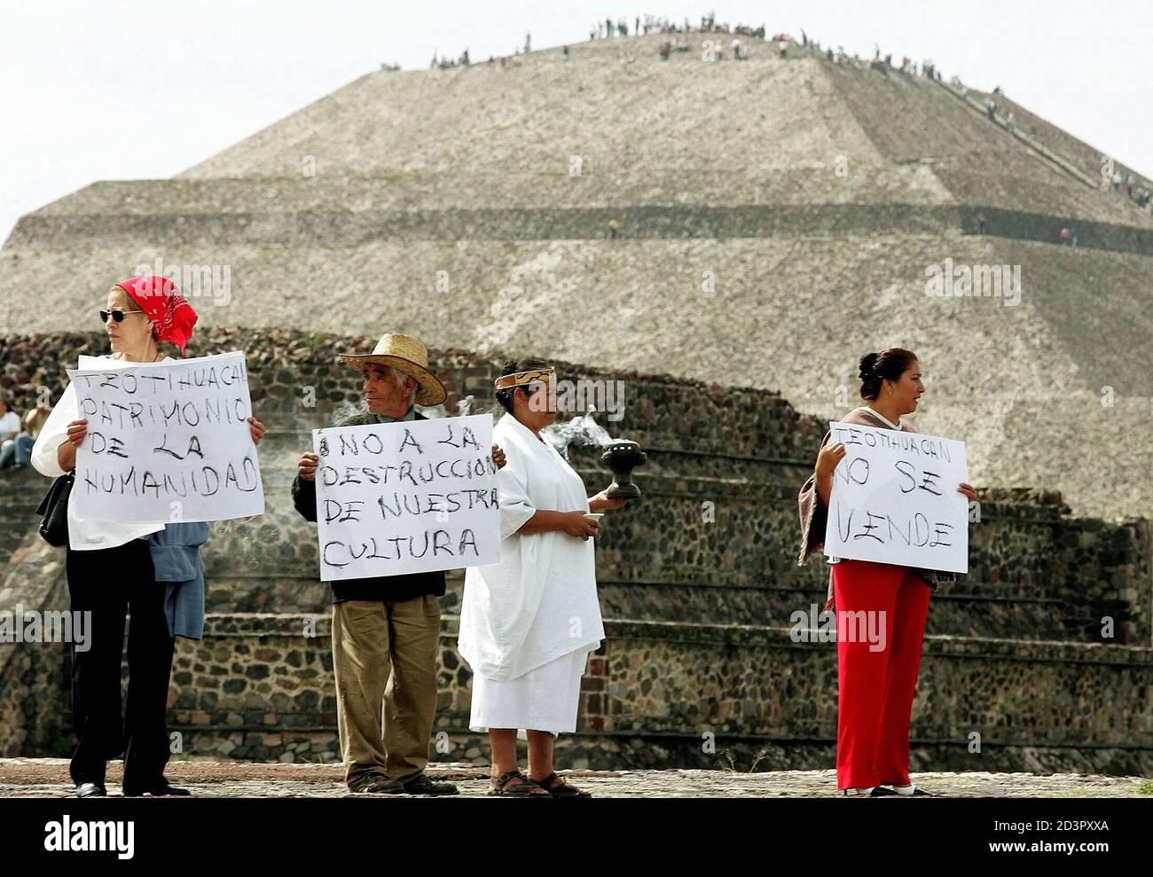 Mexican Demonstrators Protest Against The Construction Of A Wal Mart Store At Mexico S Teotihuacan Archeological Ruins On September 18 04 In The Shadow Of Colossal Pyramids Left By A Great Mexican Civilization A