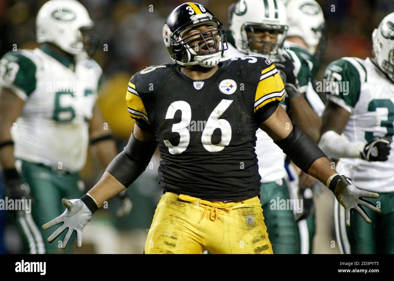 Pittsburgh Steelers running back Jerome Bettis celebrates a first down  against the New York Jets in the fourth quarter in Pittsburgh on December  12, 2004. The Steelers won the game, 17-6, clinching