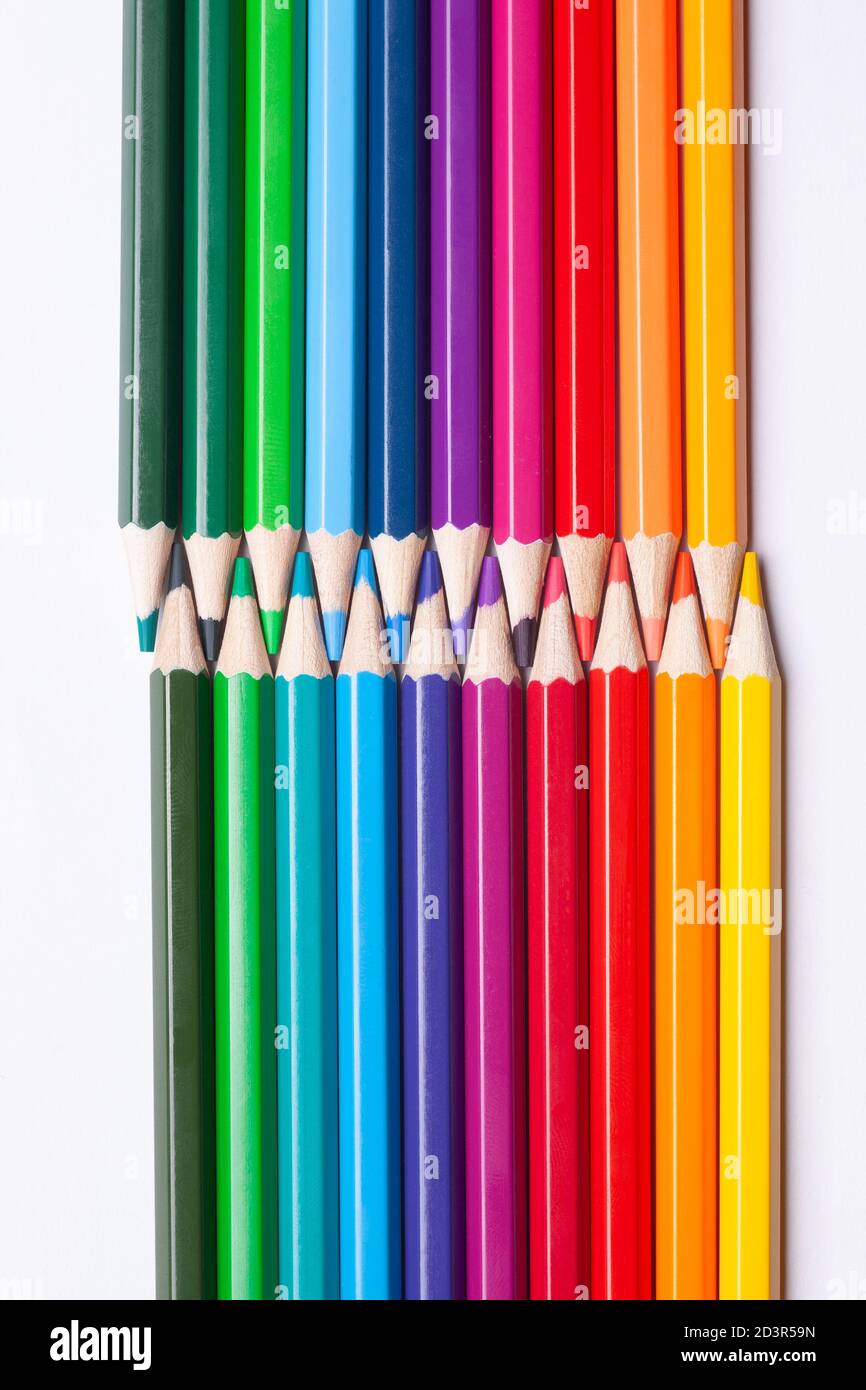 stylos-feutres multicolores papeterie table en bois bureau rapproché Photo  Stock - Alamy