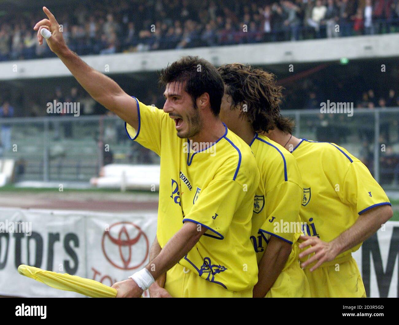 Chievo's Massimo Marazzina (L) celebrates after scoring against Torino with  team mate Bernardo Corradi (C) during their Serie A soccer match in Verona  October 28, 2001. Chievo is currently leading the Serie
