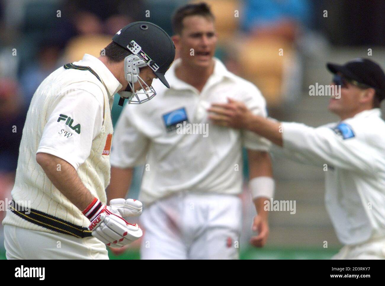 NEW ZEALAND'S SHANE BOND IS CONGRATULATED AFTER DISMISSING AUSTRALIAN  CAPTAIN STEVE WAUGH DURING THE SECOND CRICKET TEST AGAINST AUSTRALIA AT  HOBART. New Zealand's Shane Bond (C) is congratulated by teammate Matthew  Bell