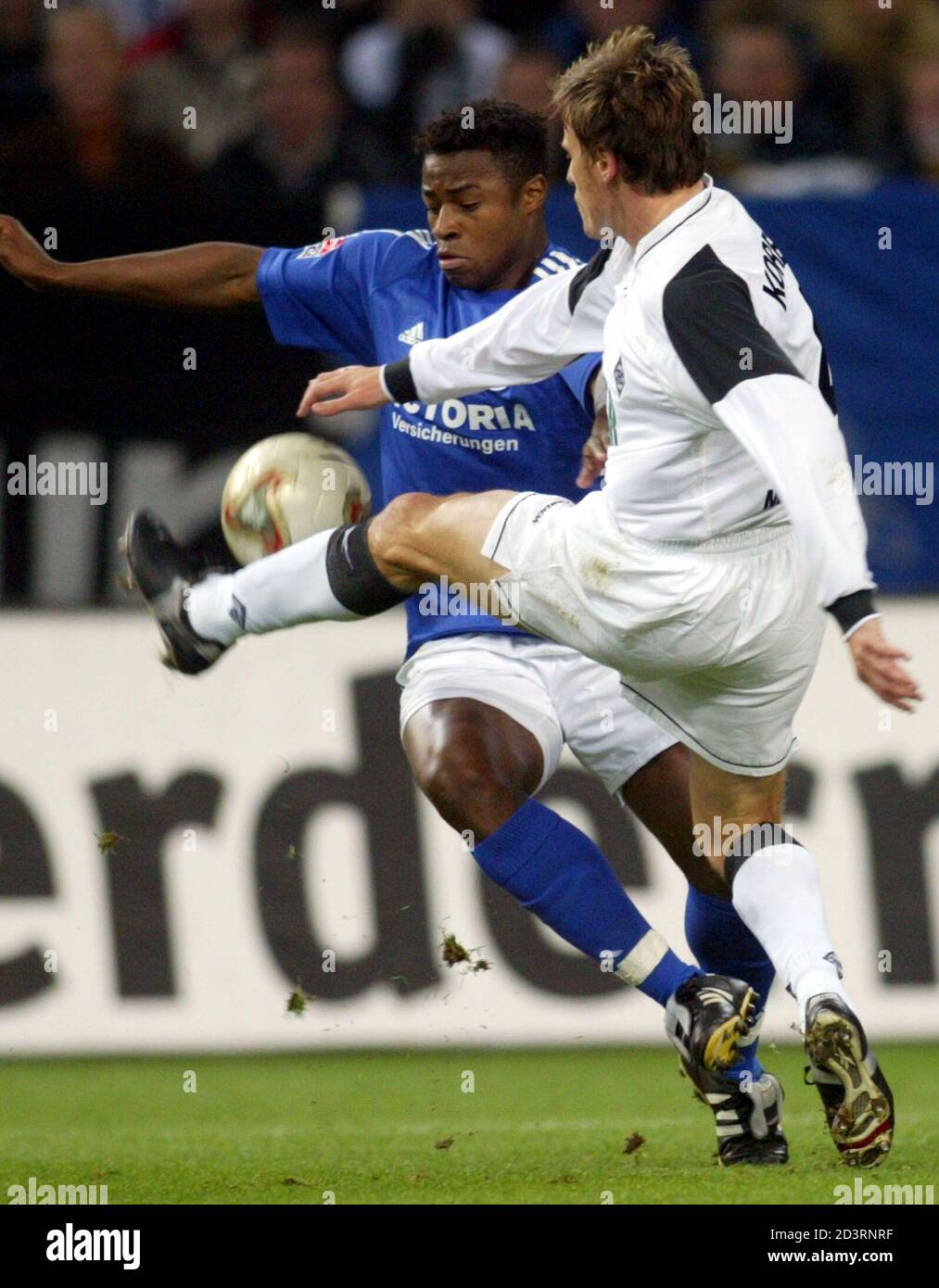 Borussia Moenchengladbach's Steffen Korell (R) tackles FC Schalke's Emile Mpenza (L) from Belgium during a second round German soccer cup match in Gelsenkirchen October 6, 2002. REUTERS/Ina Fassbender  INA/GB Stock Photo