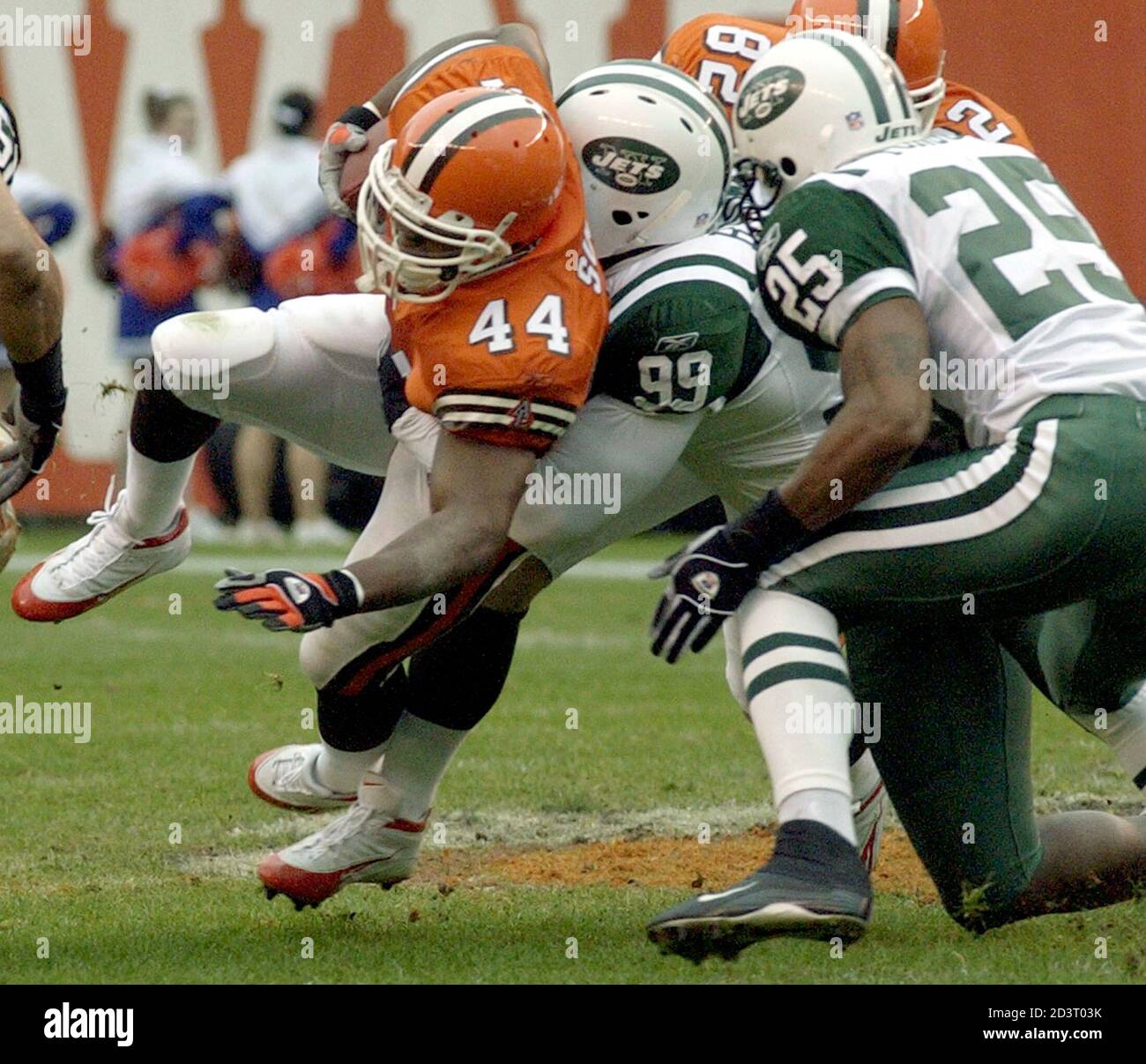 Cleveland Browns Suggs picks up a few yards before being stopped by Thomas  and Tongue of the New York Jets in Cleveland. Cleveland Browns running back Lee  Suggs (L) picks up a