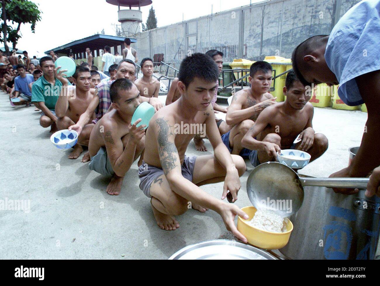 Hundreds Of Prisoners Squat As They Line Up For A Bowl Of Rice And Dried Fish In The Overcrowded Klongprem Prison In Bangkok August 22 00 Where Over 6 0 Inmates Are Serving