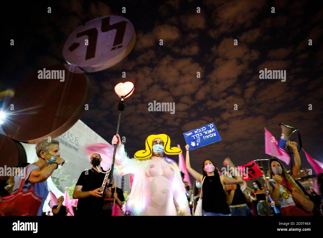 Israelis protest against Israeli Prime Minister Benjamin Netanyahu's alleged corruption and the economic hardship stemming from the coronavirus disease (COVID-19) crisis, amid Israel's second nationwide lockdown, in Tel Aviv, Israel October 8, 2020. REUTERS/Amir Cohen Stock Photo