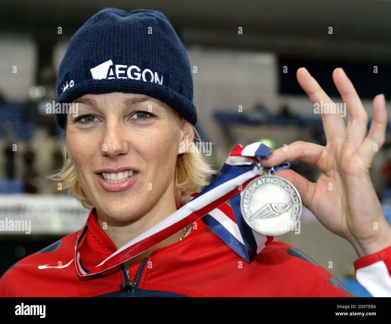 diakritisk Vandt privatliv Marianne Timmer of the Netherlands shows off her silver medal after placing  second in the women's 1,000-metre of the ISU World Cup speedskating at  M-Wave in Nagano, central Japan December 5, 2004.