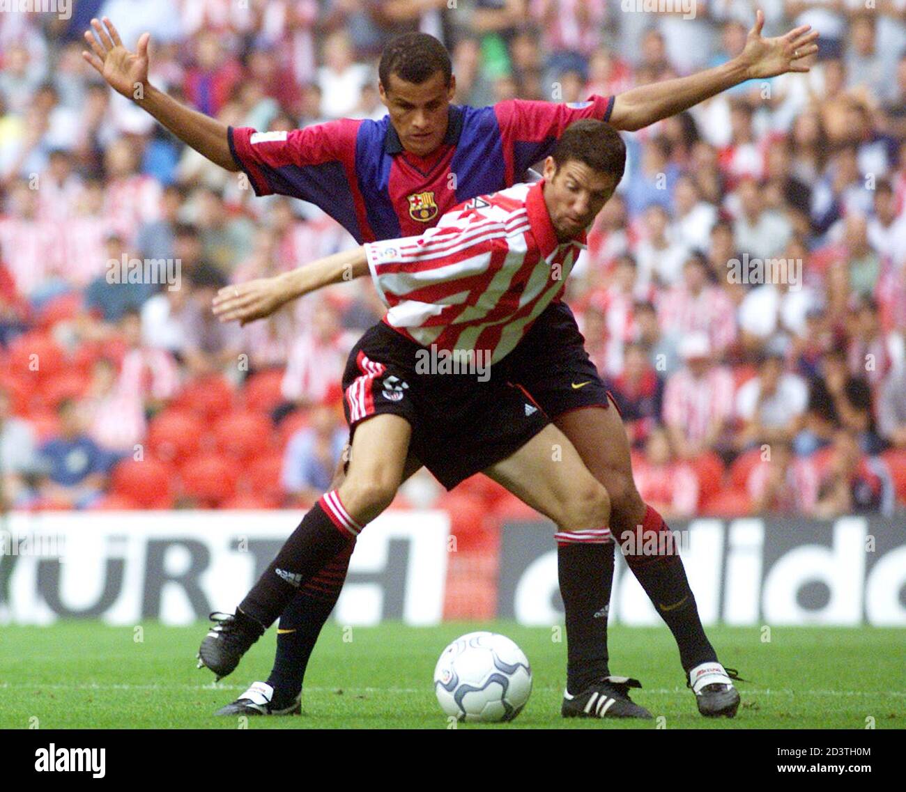 Athletic Bilbao S Josu Urrutia Controls The Ball In Front Of Barcelona S Dutchman Patrick Kluivert During Their First Division Soccer Match In Bilbao September 16 2000 Athletic Bilbao Won 3 1 Ac Fms Stock Photo Alamy