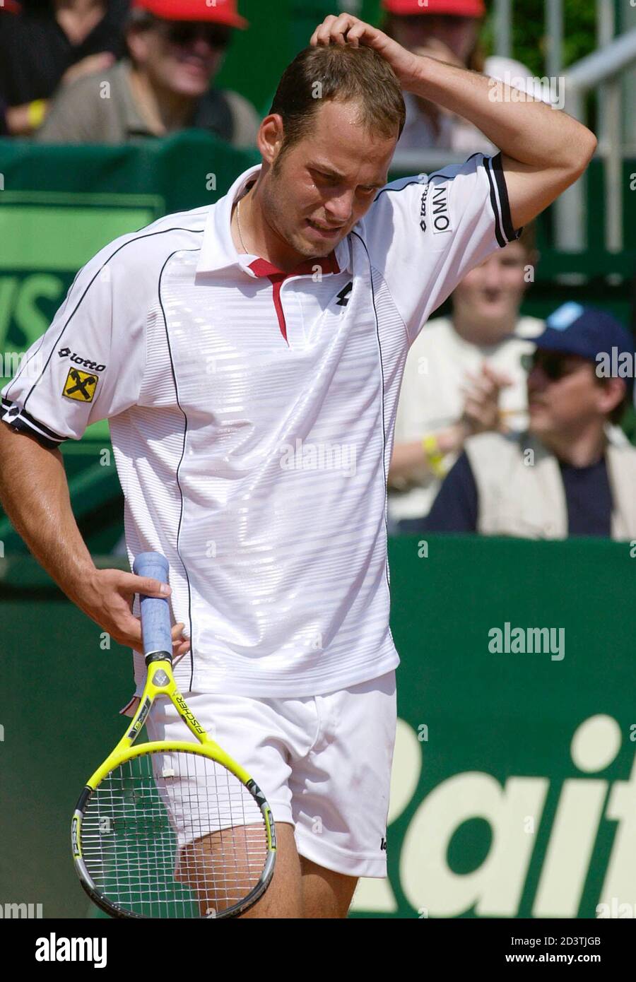 Oesterreichs Markus Hipfl verlor heute, am 26. Mai 2001, das Finale des St.  Poeltener ATP-Tennisturniers gegen den Italiener Andrea Gaudenzi 0-6 5-7.  Im Bild Hipfl waehrend der ersten Satzes. HP Stock Photo - Alamy
