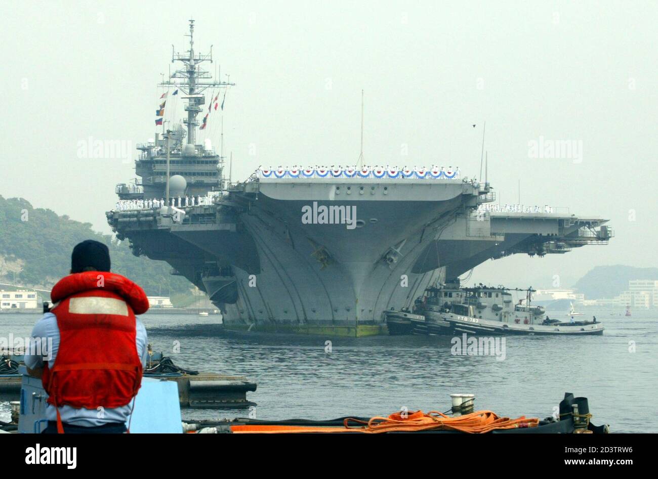 USS aircraft carrier Kitty Hawk returns to U.S. naval base in Yokosuka, south of Tokyo, May 6, 2003. The aircraft carrier returned to its forward-deployed port on Tuesday after participating in Operations Southern Watch and Iraqi Freedom. REUTERS/Issei Kato  IK/RCS Stock Photo
