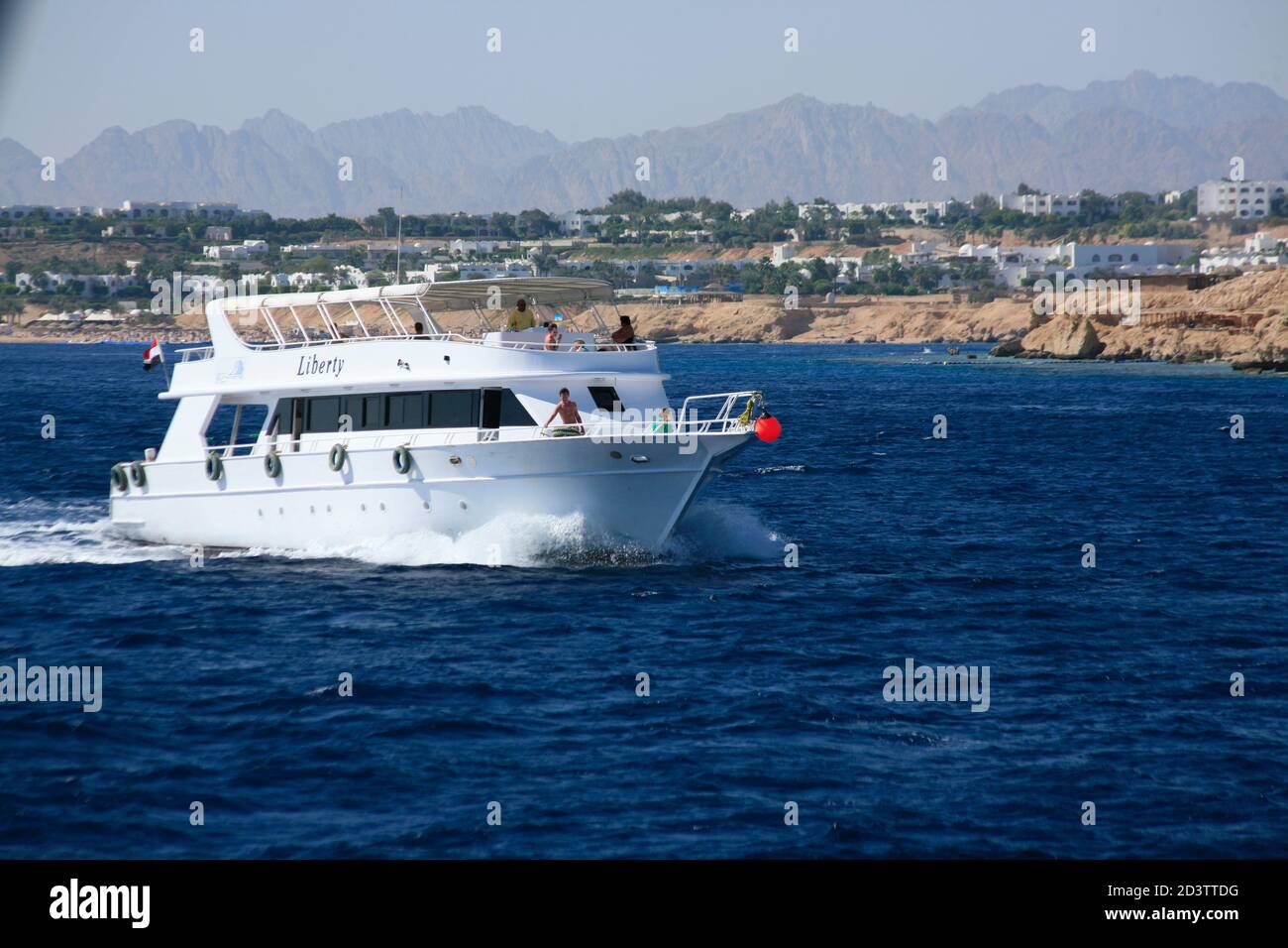Red sea boat tourist hi-res stock photography and images - Alamy
