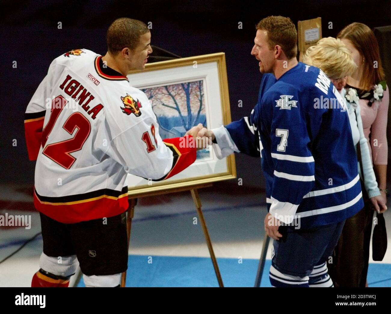 Calgary Flames Captain Jarome Iginla L Presents A Painting From The Flames Organization To Toronto Maple Leafs Gary Roberts During A Ceremony Honoring Robert S 1000th Nhl Game In Toronto January 13 2004