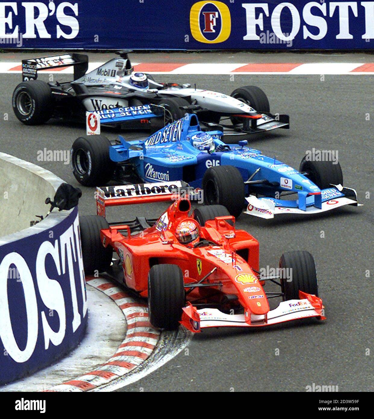 Germany's Ferrari driver Michael Schumacher (L) leads the race in front of  Italy's Benetton Renault Giancarlo Fisichella (C) and Scotland's McLaren  Mercedes driver David Coulthard (R) at the start of the Belgian