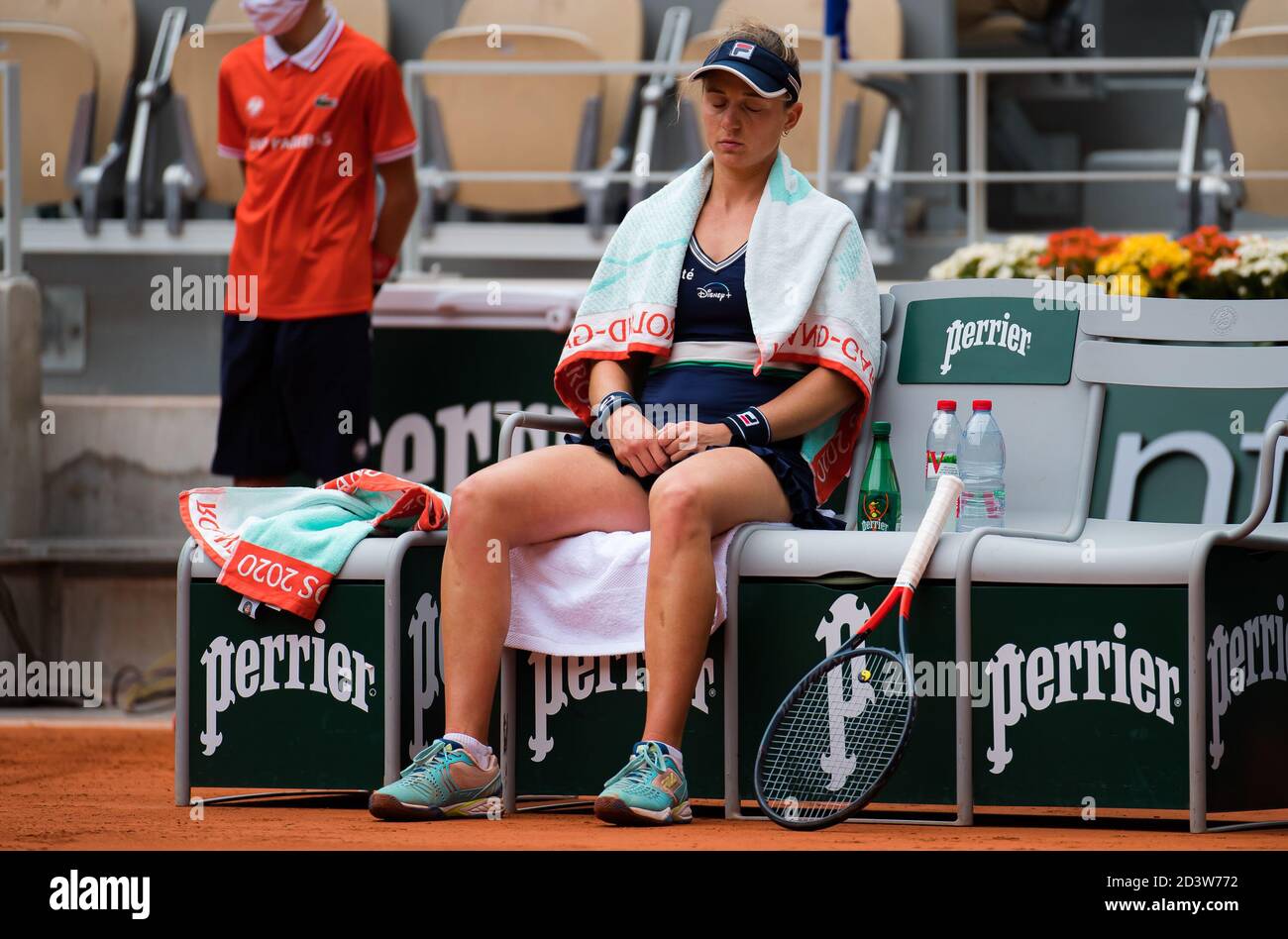 Paris, France, Italy. 08th Oct, 2020. Nadia Podoroska of Argentina in action against Iga Swiatek of Poland during the semi-final of the Roland Garros 2020, Grand Slam tennis tournament, on October 8, 2020 at Roland Garros stadium in Paris, France - Photo Rob Prange/Spain DPPI/DPPI Credit: LM/DPPI/Rob Prange/Alamy Live News Stock Photo