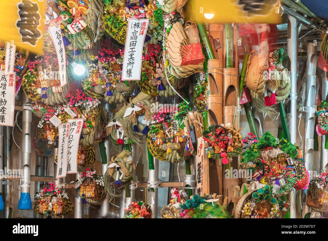 asakusa, japan - november 08 2019: Wall of Otori shrine during the Tori-no-Ichi Fair exhibiting a bunch of auspicious rakes or kisshō kumade used by t Stock Photo