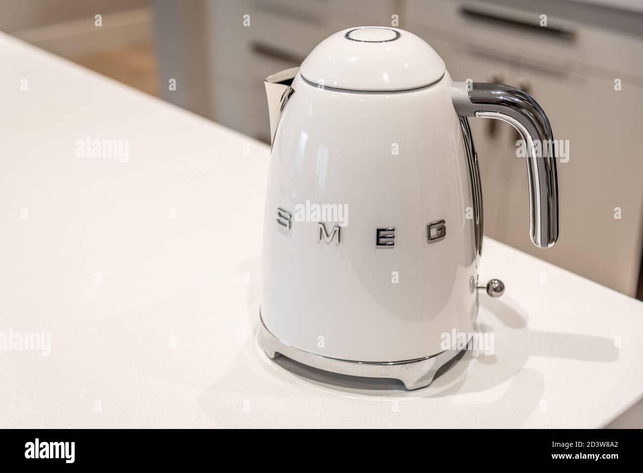 smeg white kettle