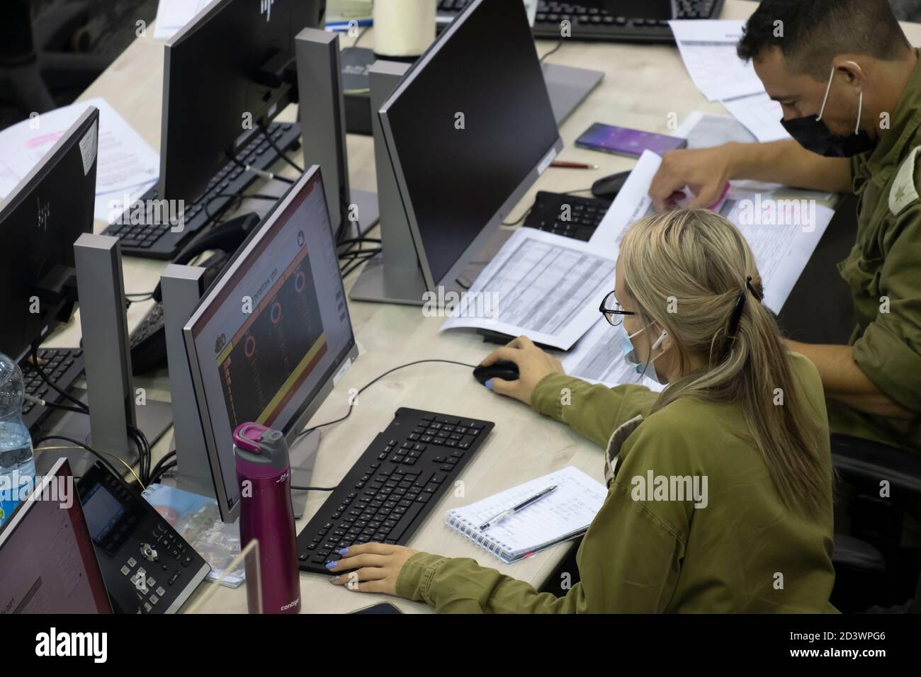 Military personnel using computers hi-res stock photography and images ...