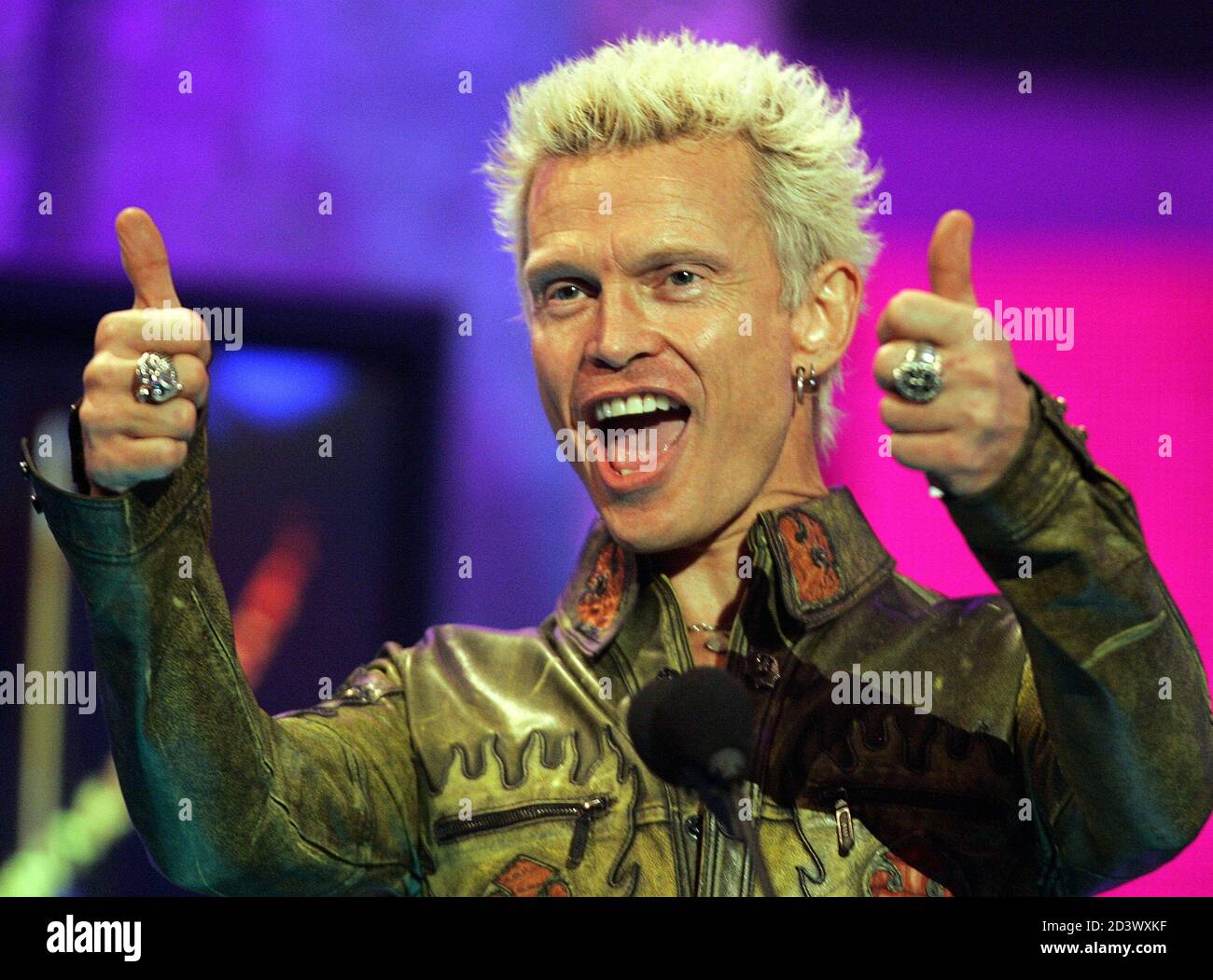 British Rocker Billy Idol Acknowledges His Fans While Presenting An Award At The 32nd Annual American Music Awards In Los Angeles November 14 04 Reuters Mike Blake Mb Stock Photo Alamy
