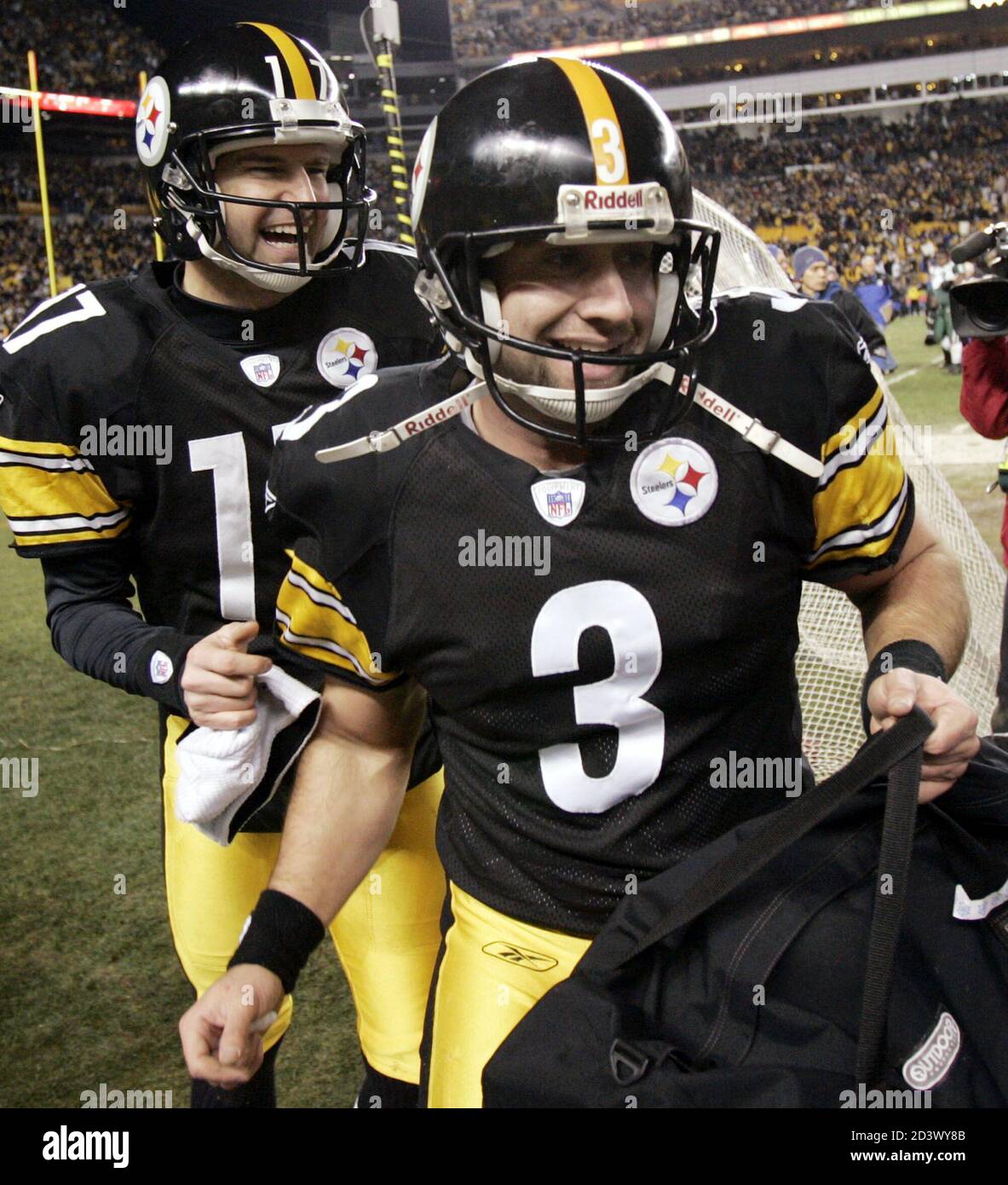 Pittsburgh Steelers kicker Jeff Reed (R) and holder Chris Gardocki leave  the field after their AFC Divisional playoff game against the New York Jets  in Pittsburgh, January 15, 2005. Reed kicked the