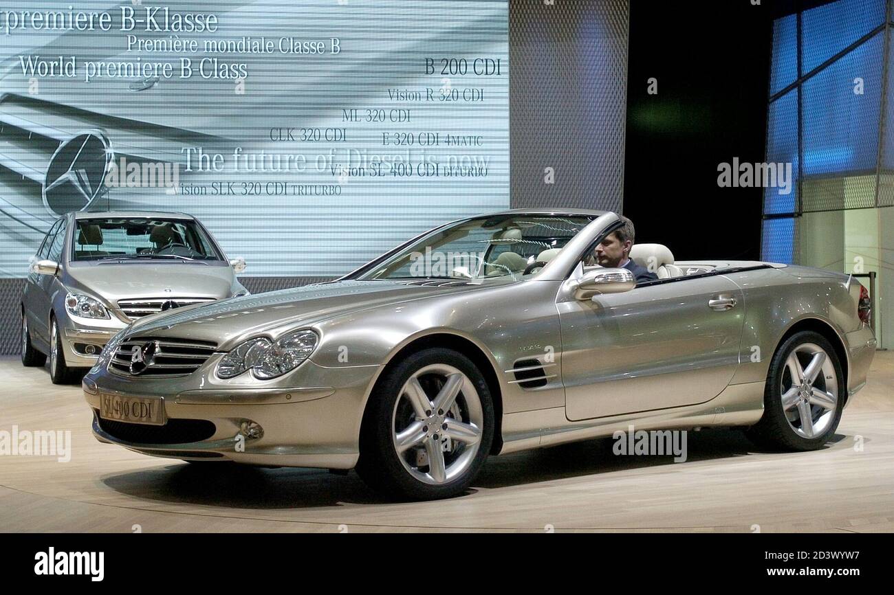 The Mercedes Benz SL 400 CDI is displayed as a first world presentation at  the 75th Geneva motor show in Geneva, Switzerland, March 1, 2005 Stock  Photo - Alamy