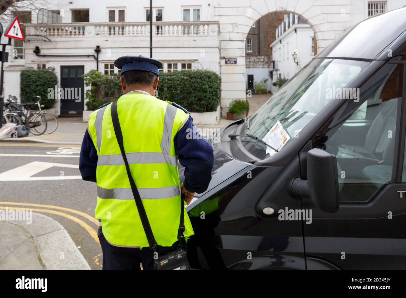 Officer give a parking tickets and enforcement Stock Photo Alamy