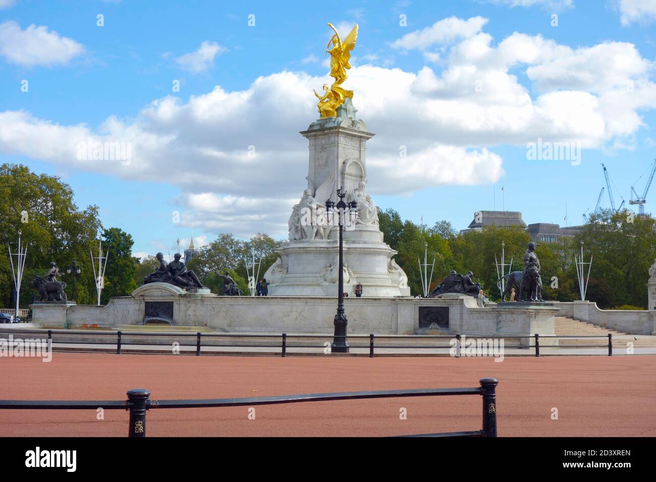 Memorial and statue of Queen Victoria in front of Buckingham Palace