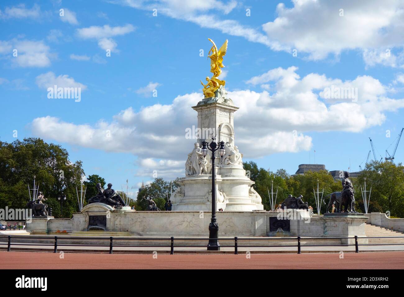 Memorial and statue of Queen Victoria in front of Buckingham Palace