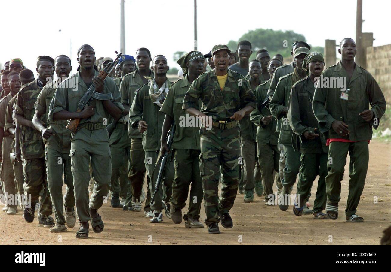 filosofisk Uheldig dråbe Young members of a special unit of the Patriotic Movement of Ivory Coast  (MPCI) rebel movement called "Warriors of the light" train in Bouake, Ivory  Coast, March 6, 2003. The unit is