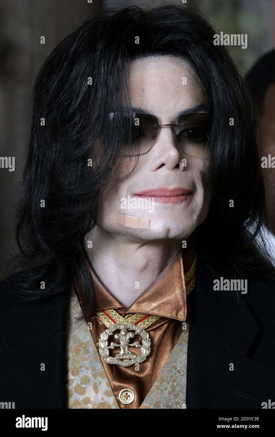 U.S. pop star Michael Jackson returns to the courtroom for a break in his  child molestation trial at the Santa Barbara County Courthouse in Santa  Maria, California, March 25, 2005 Stock Photo - Alamy