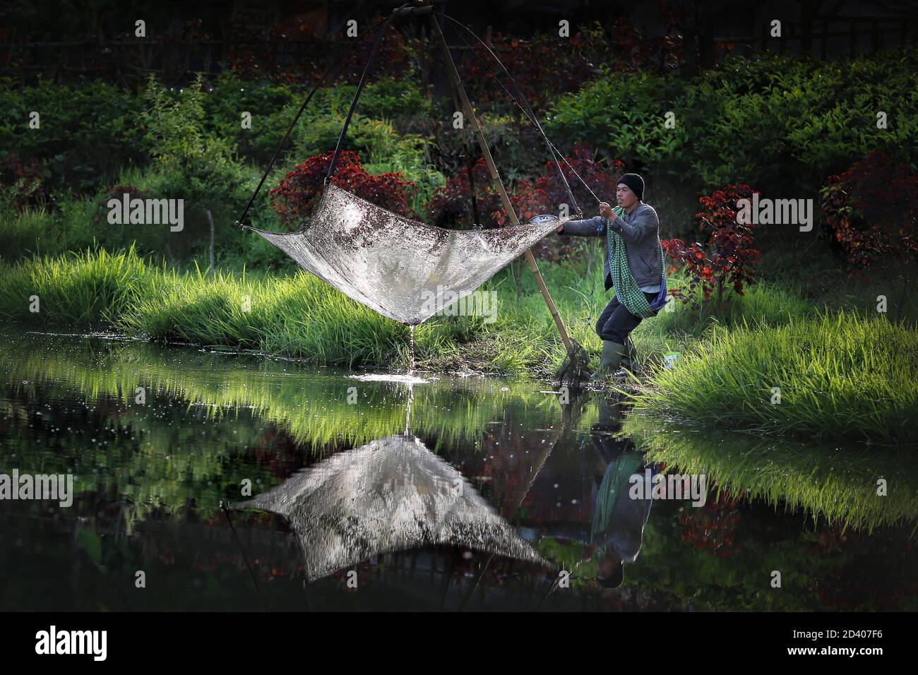 Fisherman throwing net catch fish hi-res stock photography and images -  Page 4 - Alamy